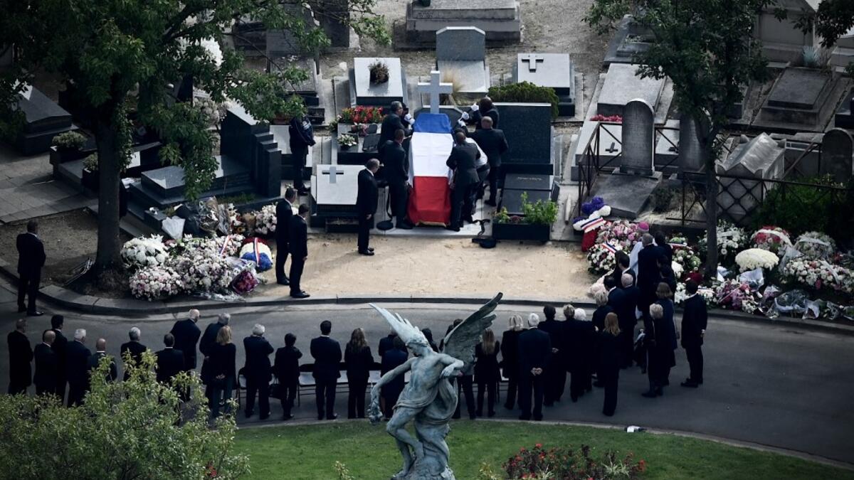 A general view shows relatives attending the private burial for former French President Jacques Chirac at the Montparnasse Cemetery in Paris on September 30, 2019.  Philippe LOPEZ / AFP