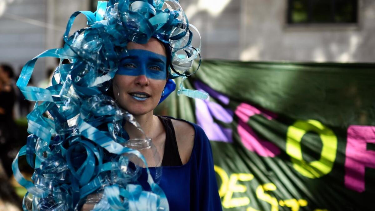 In Madrid, three protesters were arrested for "resistance and disobedience to authority", according to the national police, after several hundred people cut the traffic and participated in a sit-in protest. Meticulously dressed up to represent a range of natural disasters - "desertification", "floods", "fires" - nearly 200 young protesters gathered in front of the Ministry of Ecological Transition, where some of them set up tents with the intention to camp. OSCAR DEL POZO / AFP