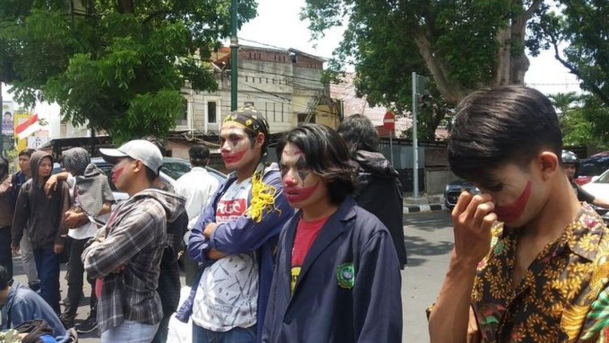 Face of Joker appears in Mataram as student protests continue (Twitter)