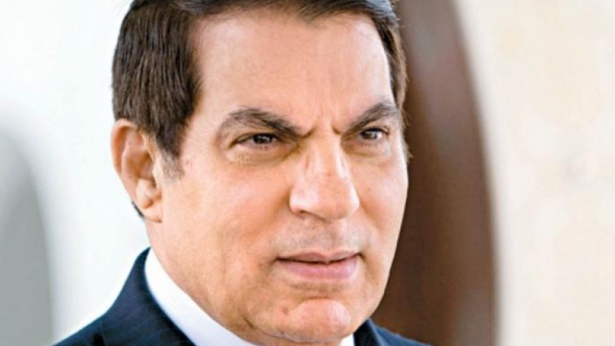 زين العابدين بن علي: رئيس الجمهورية التونسية في الفترة من 1987 -2011، أول رئيس تم خلعه من منصبه، إثر ثورة شعبية، فر إلى السعودية بطائرته الخاصة، وصف حكمه بالديكتاتوري، توفي في السعودية عن 83 عامًا.