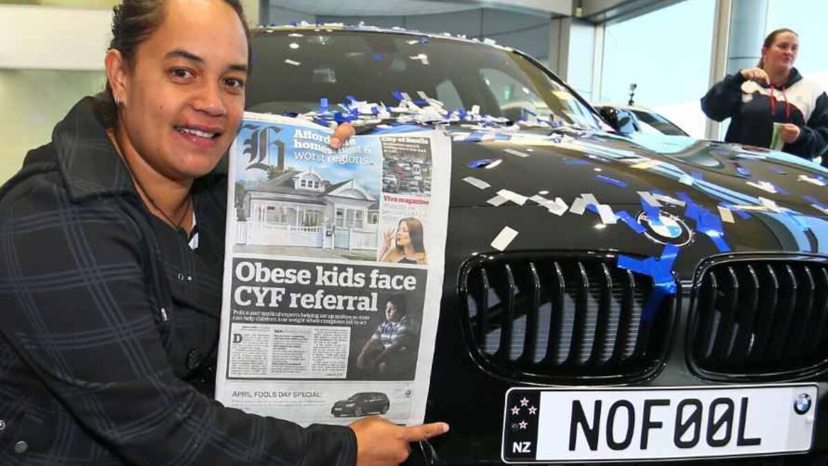 كذبة نيسان: قررت شركة السيارات "بي إم دبليو" أن تخدع عملاءها في نيوزلندا بـ "كذبة حقيقية"، بعد أن نشرت إعلانًا غامضًا تقول فيه إنها "توافق على تبديل أي سيارة بأخرى جديدة لأول الواصلين إلى مقرها في هذا اليوم"، لتصل فتاة وتحصل على سيارتها من الشركة.