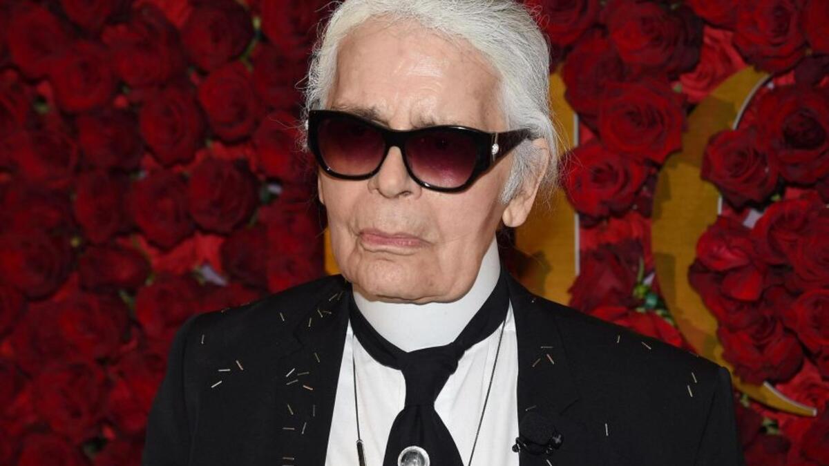 كارل لاغرفيلد: مصمم أزياء ومصور ألماني، ومن أشهر وأبرز رموز عالم الموضة في العالم، وهو المصمم الأول للعديد من الماركات العالمية مثل شانيل، وأتش أم، فندي، دار كلوي وغيرها من الماركات العالمية.