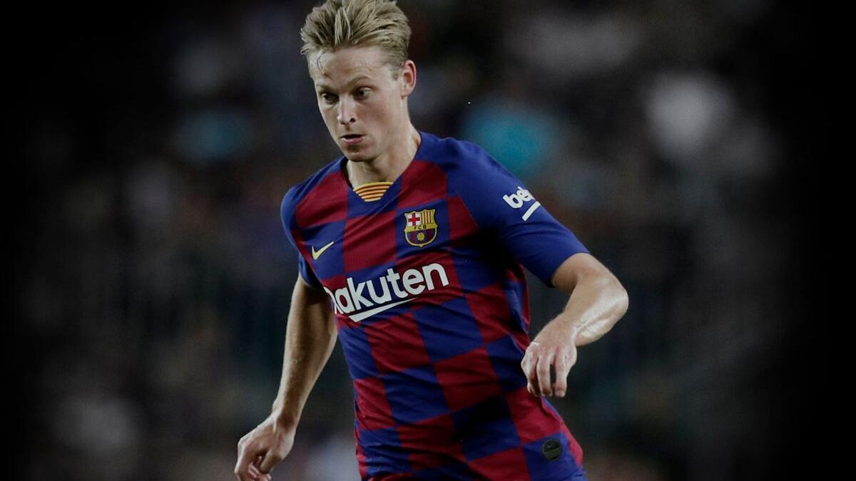 لاعب الوسط الهولندي فرينكي دي يونغ (أياكس وبرشلونة)