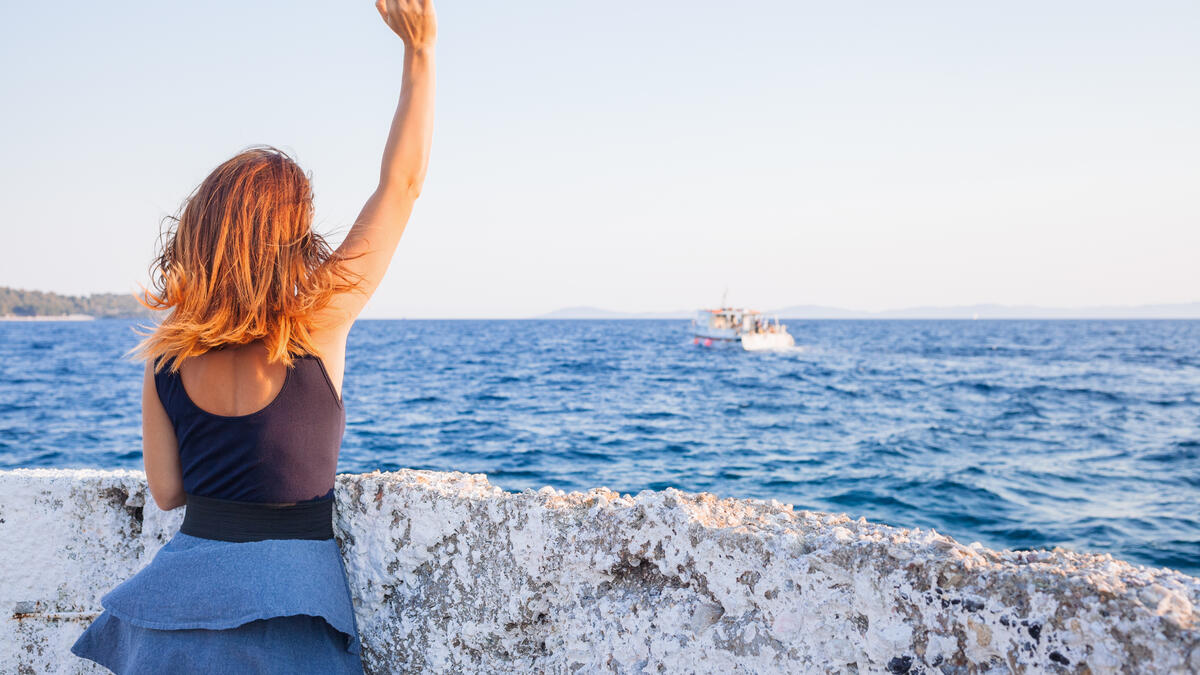 في اليونان لا تلوح لأحدهم من بعيد: بالنسبة لليونانيين، يعد التلويح من بعيد إهانة أكثر منه تحية، فالأمر أشبه بالقول "أنا أرفضك".
