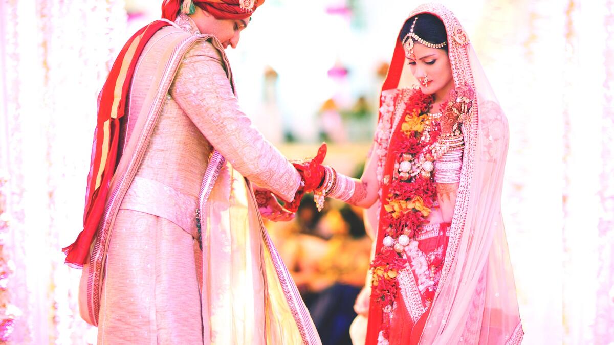 في الهند لا تقبل شريكيك في مكان عام: هذا الأمر قد يزج بك في السجن، لا يُسمح بأي اتصال جسدي مع الجنس الآخر أمام العامة في الهند.