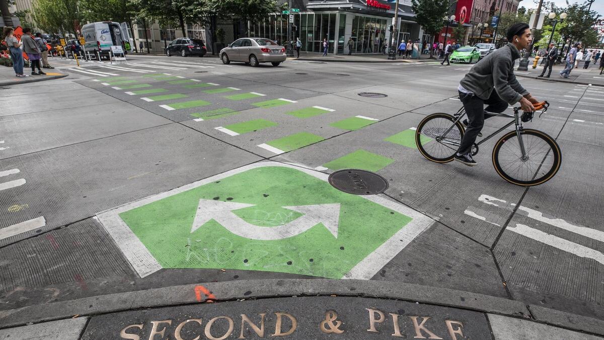 في هولندا يمنع المشي في ممرات الدراجات: لأن ركوب الدراجات تعد وسيلة النقل الأساسية هناك وعادة ما تكون مكتظة دائمًا. لذلك، عندما تمشي في الممر المخصص للدرجات ستعرض نفسك للمخاطر.