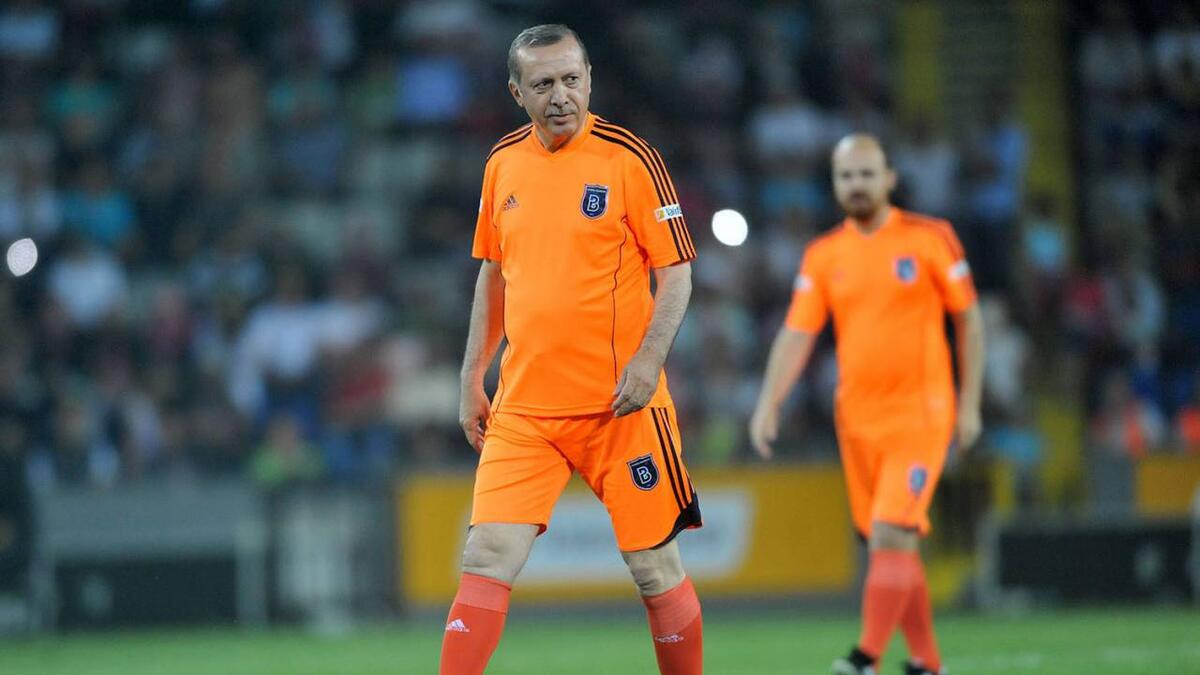 من المعروف أن الرئيس التركي رجب طيب أردوغان هو من عشاق لعبة كرة القدم، حتى انه لعب لفترة مع أحد أندية الكرة في اسطنبول، وظهر في أحدى المناسبات وهو يرتدي البذة الرياضية الخاصة.