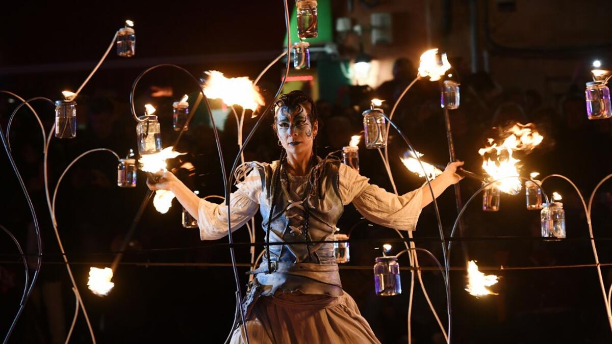 Artists performs during the opening day of the Venice Carnival on the Cannaregio Canal on February 8, 2020, in Venice. The carnival in Venice takes place until February 25, 2020. Vincenzo PINTO / AFP