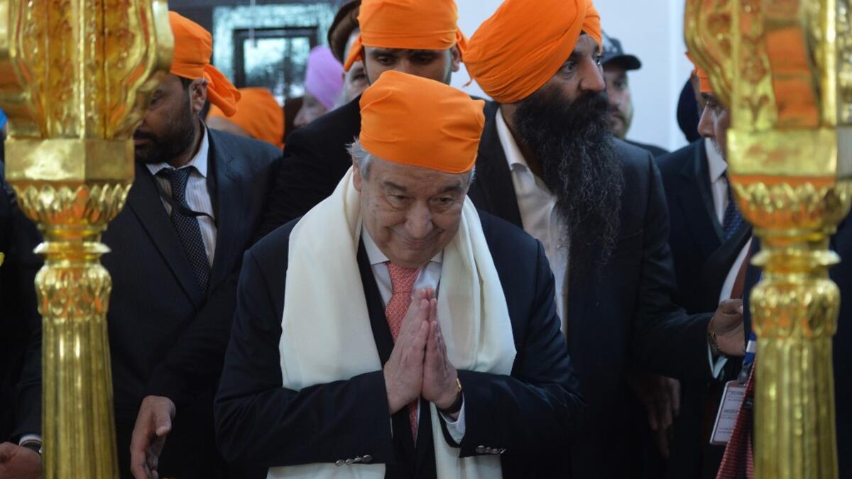United Nations Secretary-General Antonio Guterres (C) pays his respects during a visit to the Sikh Shrine of Baba Guru Nanak Dev at Gurdwara Darbar Sahib in the Pakistani town of Kartarpur, near the Indian border, on February 18, 2020. Aamir QURESHI / AFP