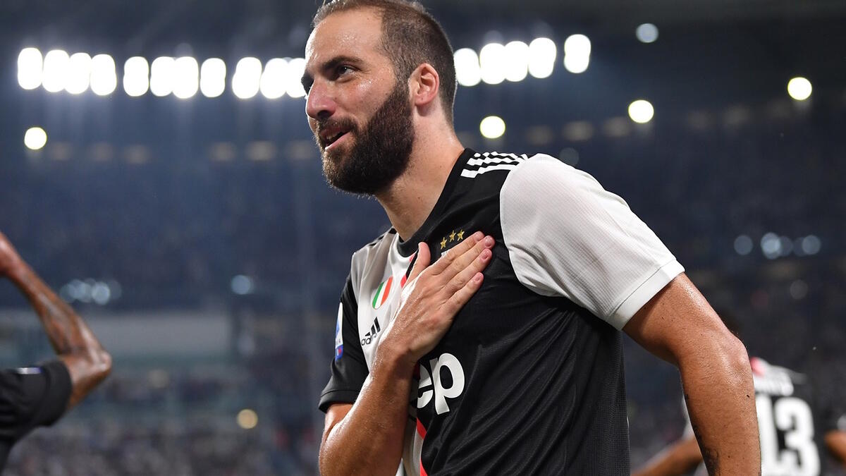 الأرجنتيني غونزالو هيغواين (9 ثلاثيات)