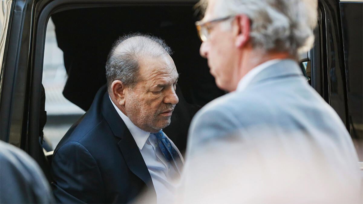 قبل شهر من بدء المحاكمة، ذكر أن "واينستين" توصل إلى تسوية بقيمة 25 مليون دولار مع أكثر من 30 ممثلة تتهمه بتصرفات جنسية غير مرغوب فيها في قضية مدنية لا علاقة لها بمحاكمته الجنائية.