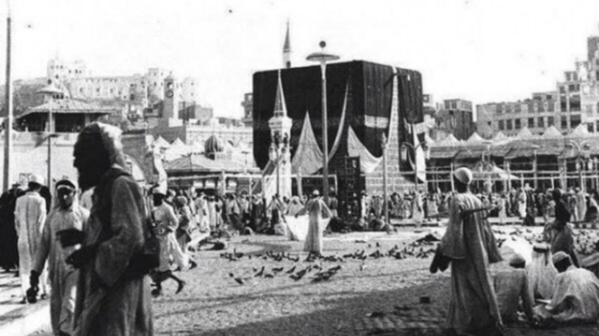 وفي العام ذاته، وخلال موسم الحج، قرر زعيم القرامطة آنذاك أبو طاهر القرمطي اقتحام مكة والتنكيل بالحجاج، مما خلف عشرات الآلاف من القتلى، كما يروي المؤرخون أن القرامطة منعوا الحج لأكثر من 10 سنوات، واعتبروه عادة جاهلية مثل عبادة الأوثان.