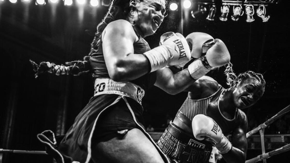 صورة بعنوان (شيلدز المُهاجمة) للمصوّر "تيريل جروغنز": توثق اللحظة التي وجهت فيها البطلة الأوليمبية "كلاريسا شيلدز" (يمين) ضربة لمنافستها "هانا غابرييلز" في مباراة ملاكمة أقيمت في ديترويت، ميشيغان في 22 يونيو 2018.