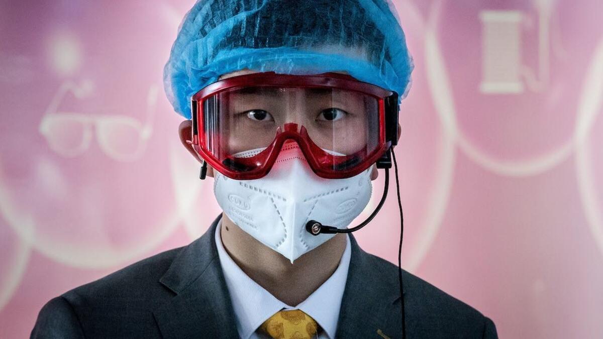 باحث من مركز الدراسات الأمريكية شانون نيل: يقول تعرضت سلاسل الامداد العالمية لانتقادات قبل "كورونا"، بسبب ارتفاع تكاليف العمالة الصينية، والحرب التجارية للرئيس ترامب. كما كسرت "كورونا" الآن العديد من هذه الروابط وسيقوم العالم ببنائها من جديد مما يجعل الحكومات المحلية تتدخل فيما تعتقد انه صناعة استراتيجيه وتطلب احتياطات اضافيه او صناعات بديله مما يقلل من الربح.