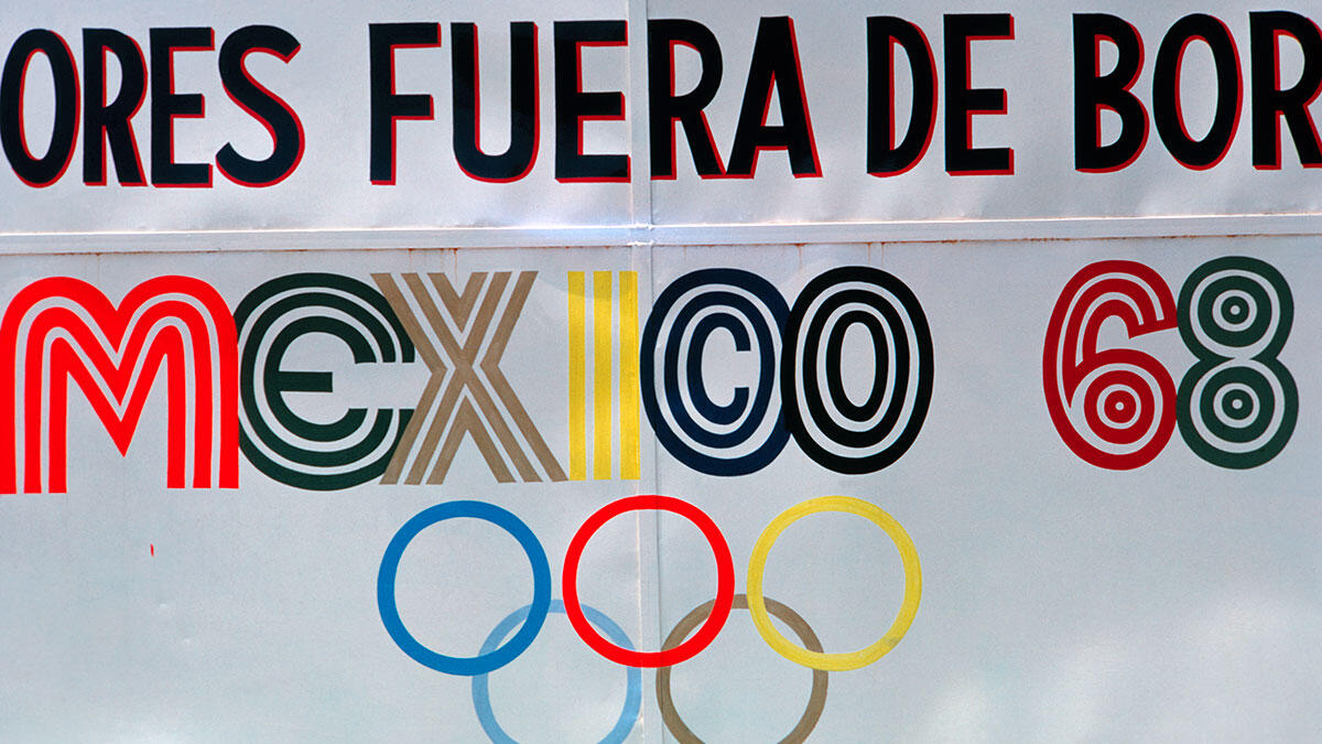 إضافة لإلغائها ثلاث مرات، عرفت الألعاب الأولمبية العديد من الأحداث التي عكّرت سيرها بشكل ملائم. قبل انطلاق نسخة 1968 في مدينة مكسيكو المكسيكية فتحت القوات المكسيكية النار على احتجاجات طلابية متسببة بذلك في سقوط مئات القتلى ومثيرة لاستياء العديد من الدول.