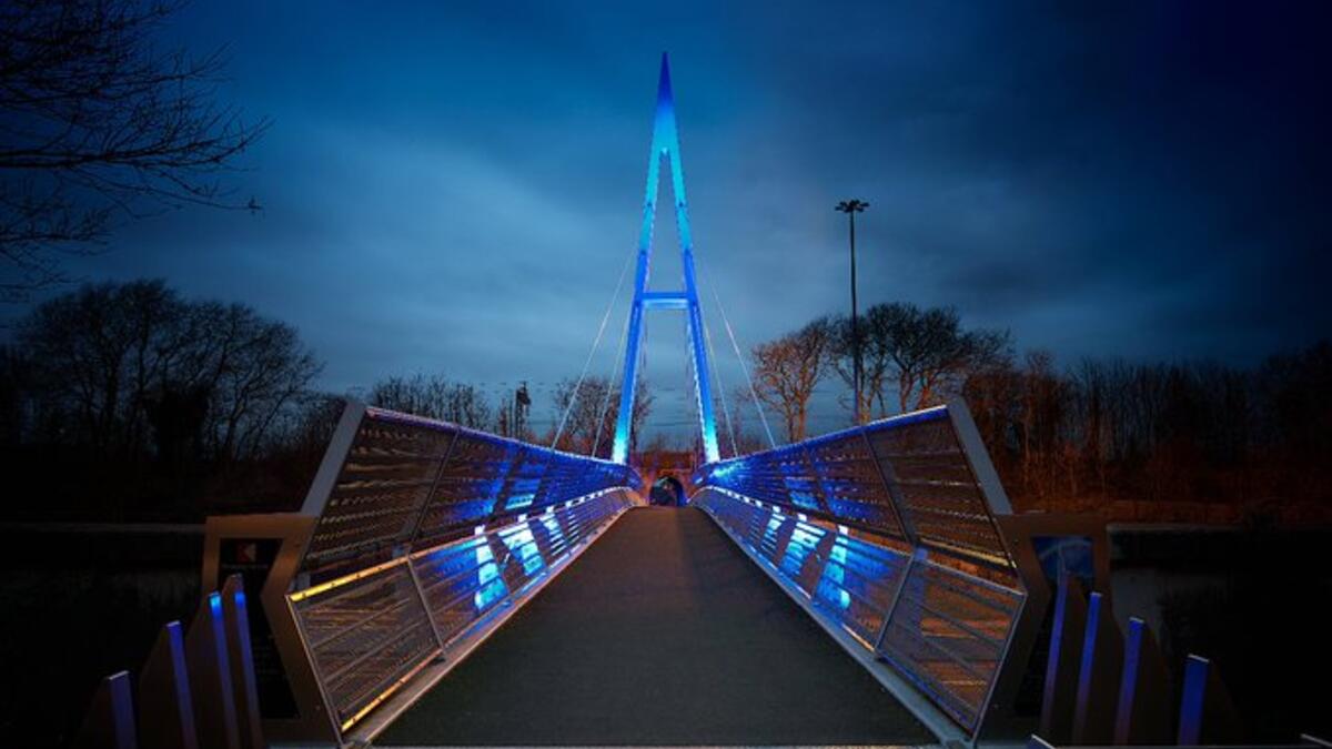 the Greystone Bridge goes also blue for UK NHS staff fighting coronavirus. (Twitter)