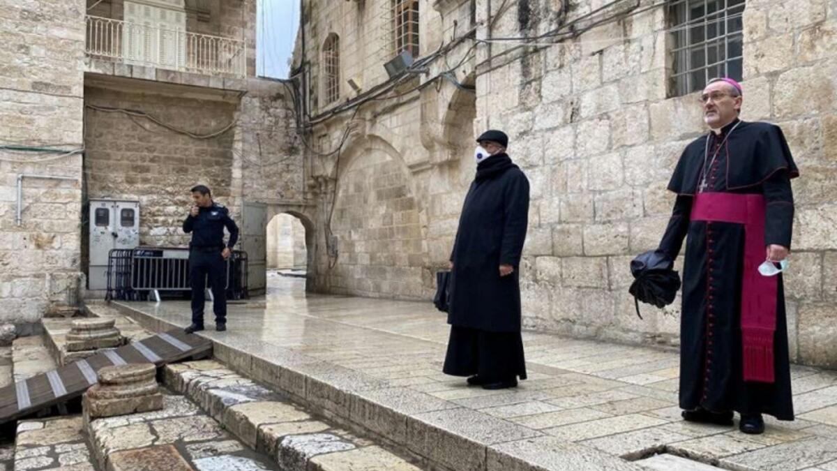 للمرة الأولى منذ نحو مائة عام، أغلقت كنيسة القيامة أبوابها أمام الحجاج المسيحيين المحتفلين بعيد الفصح في الأراضي المقدسة حيث تحاول العائلات التعايش مع الأمر والاحتفال في منازلها وفق الإمكانيات.