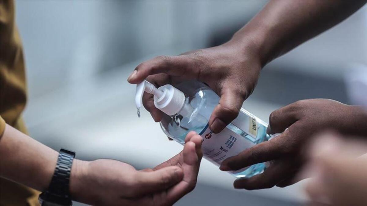 الوقاية تحمي من الإصابة: إذا اتبعت النصائح المعتادة فسوف تحمي نفسك من فيروس كورونا"، وما عليك سوى غسل يديك جيدًا بالماء والصابون، وحافظ على مسافة لا تقل عن مترين من الشخص الآخر، وأخيرًا (ابقى في المنزل).