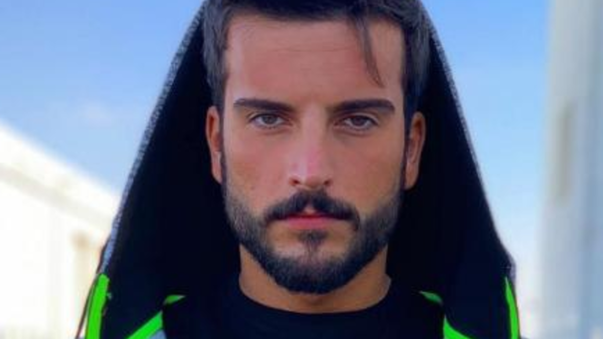 لا يزال الفنان السعودي مهند الحمدي عالقًا في بيروت، حيث كان يصور مسلسل "دفعة بيروت"، ودخل في الحجر الصحي بالفندق الذي يقيم فيه ببيروت، بعد أن تقرر إيقاف تصوير العمل الذي كان من المقرر عرضه على شاشة MBC في رمضان المقبل.