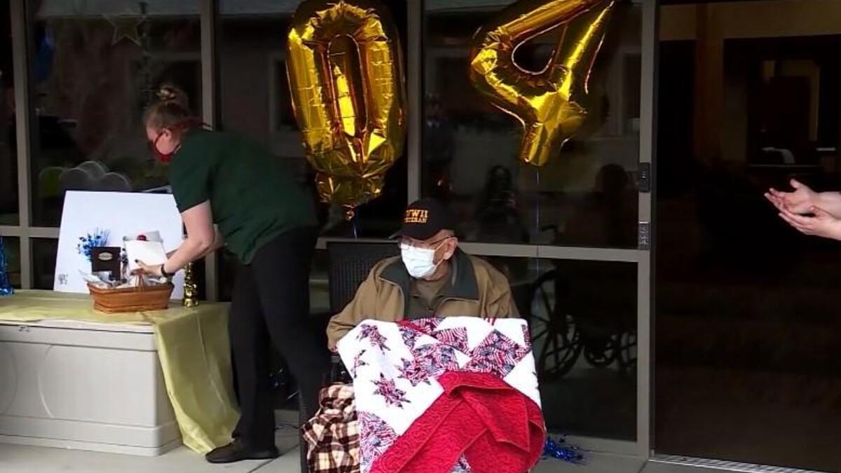 شفاء كبار السن: هناك الكثير من حالات الشفاء لأشخاص كبار في السن، ومنهم رجل يبلغ من العمر مائة عام، بعد إصابته بفيروس كورونا، على الرغم من معاناته من مرض الزهايمر وارتفاع ضغط الدم وفشل القلب؛ بحسب ما نشره موقع صحيفة "بيلد" الألمانية.