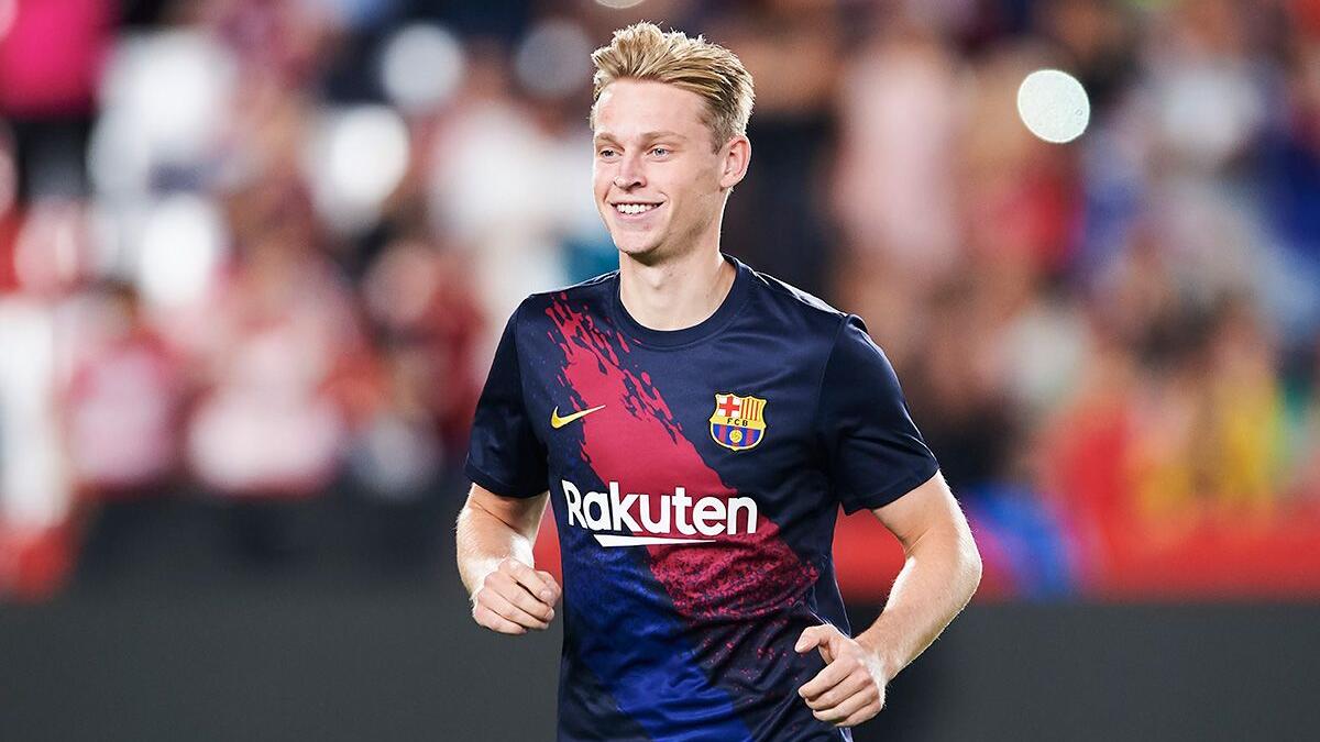 لاعب الوسط الهولندي فرينكي دي يونغ (برشلونة)