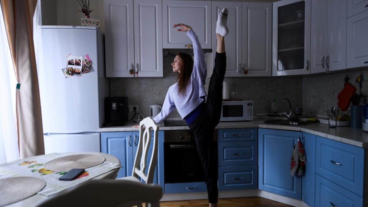 Bolshoi ballet dancers Margarita Shrainer and Igor Tsvirko have placed a linoleum mat and a barre. Since the start of the lockdown, the couple, both soloists in the legendary troupe, have largely used their own initiative to keep up their dance skills at home. Kirill KUDRYAVTSEV / AFP
