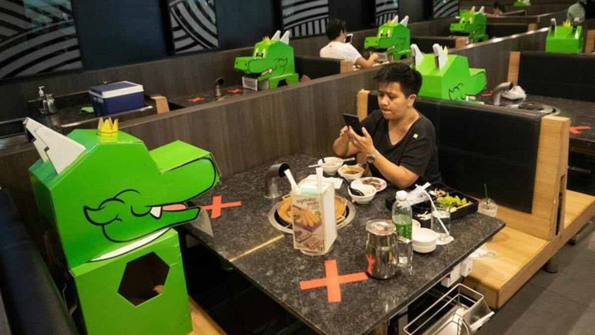 قرر مطعم في بانكوك بتايلاند وضع تنانين الكرتون على طاولاته في محاولة للحفاظ على التباعد الاجتماعي.