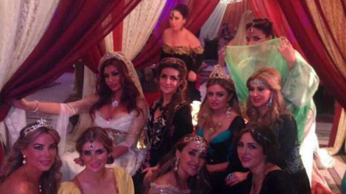 سمية صابر حمشو: سيدة أعمال سورية تعمل أيضًا في قطر، شقيقة محمد حمشو.