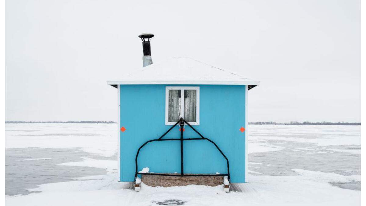 المركز الأول – العمارة: للمصورة "ساندرا هيربر" / العنوان: Ice Fishing Hut XV. تم غلتقاطها في شتاء مانيتوبا بكندا فعندما تنخفض درجة الحرارة ويتشكل الجليد السميك تستضيف البحيرات والأنهار في المقاطعة بعض العمارة الشعبية المذهلة في شكل أكواخ صيد على الجليد.