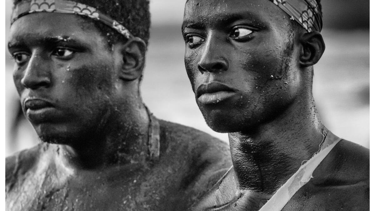 المركز الأول – رياضة: للمصور "أنجيل لوبيز سوتو" / العنوان: المصارعون السنغاليون 3/ أصبحت المصارعة الرياضة الوطنية رقم واحد في السنغال وأجزاء من غامبيا. وهي تنتمي إلى رياضة شائعة في غرب أفريقيا للمصارعة التقليدية.