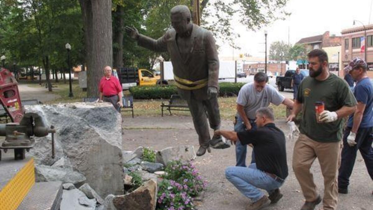 ديربورن - ولاية ميشيغان الأمريكية: تم إزالة تمثال العمدة السابق "أورفيل هوبارد" بعما أصبح رموزًا للانقسام.