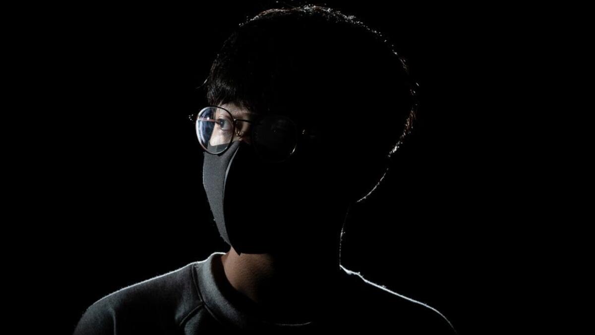 المركز الأول – وثائقي: للمصور Chung Ming Ko / بعنوان: جراح هونج كونج 7 / تعرض "تشو"، وهو طالب في هونغ كونغ لضربة قوية بهراوة من الشرطة أثناء مشاركته في سلسلة بشرية في محطة تاي بو، احتاج رأسه  إلى عمليات تقطيب، وكسر الإصبع الصغير على يده اليمنى و قرر تأجيل فصله الدراسي DSE لمدة عام.