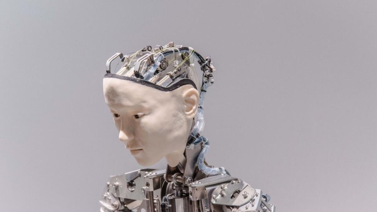 المركز الأول – الحياة الصامتة: للمصور "اليساندرو جاندولفي" / العنوان: الخلود 8 / تظهر الروبوت Pieve Emanuele "فهل يمكن للإنسان أن يصبح خالدًا حقًا؟ قليلون يعتقدون ذلك حقًا، ولذلك ركزت الأبحاث على الحفاظ على البرودة والتهجين بين الإنسان والآلة وتنزيلات العقل بدلًا من ذلك."