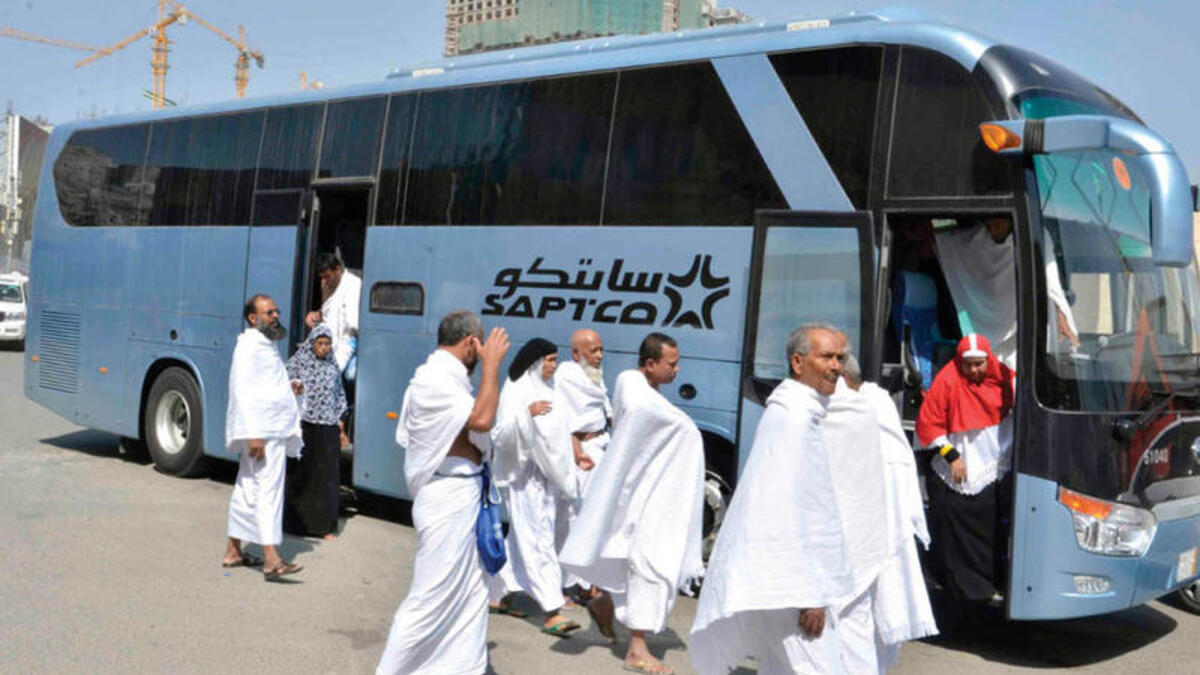 تحديد حافلة لكل مجموعة ورقم مقعد مخصص لذات الحاج خلال رحلة الحج كاملة، والالتزام بذات المقعد لجميع الحجاج طوال وقت الرحلة، وتخصيص أبواب مختلفة للركوب والنزول، مع استثناء الأشخاص الذين يعانون من صعوبة الحركة ويحتاجون إلى المساعدة.