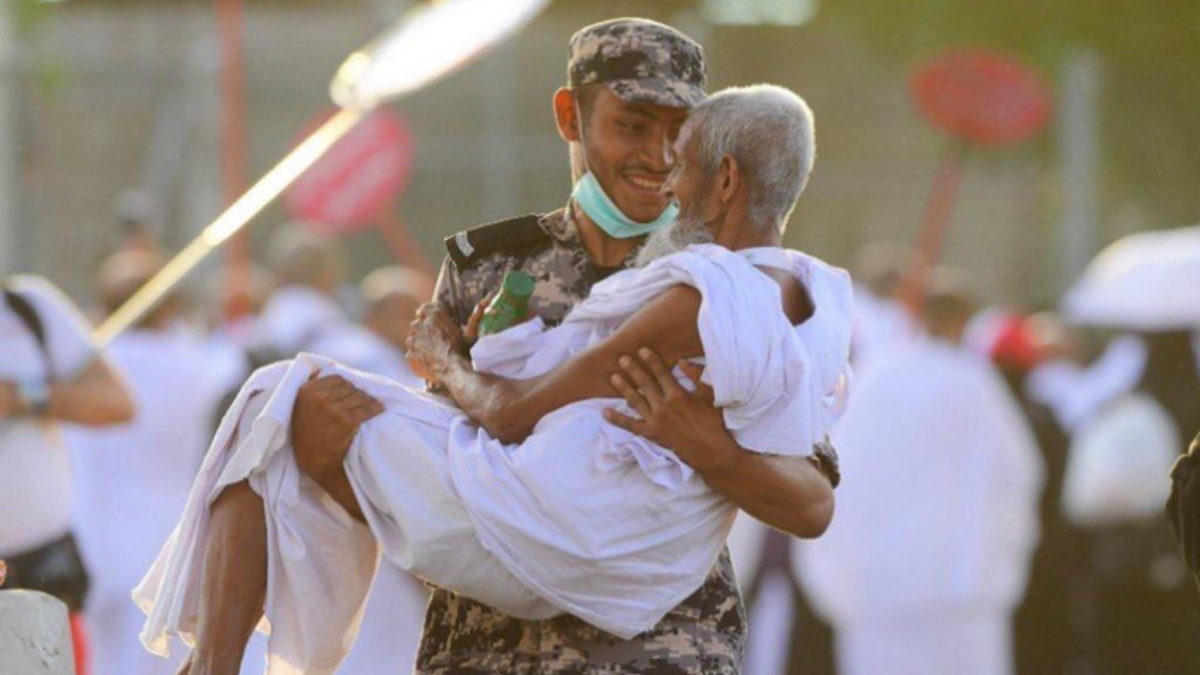 عدم تمكين أي شخص من القائمين على مسار الحج، لديه أعراض مشابهة للإنفلونزا (سخونة، سعال، سيلان الأنف، احتقان الحلق أو فقدان مفاجئ لحاستي الشم والذوق) من العمل حتى زوال الأعراض والحصول على قرار التعافي حسب تقرير الطبيب المعالج.