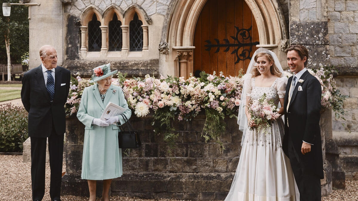 القطعة المستعارة الأولى: ارتدت الأميرة فستانًا عاجيًا عتيقًا للملكة "إليزابيث" من تصميم "نورمان هارتنيل"، ويرجع تاريخه إلى عام 1963، حيث ارتدته في حفل العرض الأول لفيلم "لورنس العرب"، وفي عشاء رسمي آخر بروما.