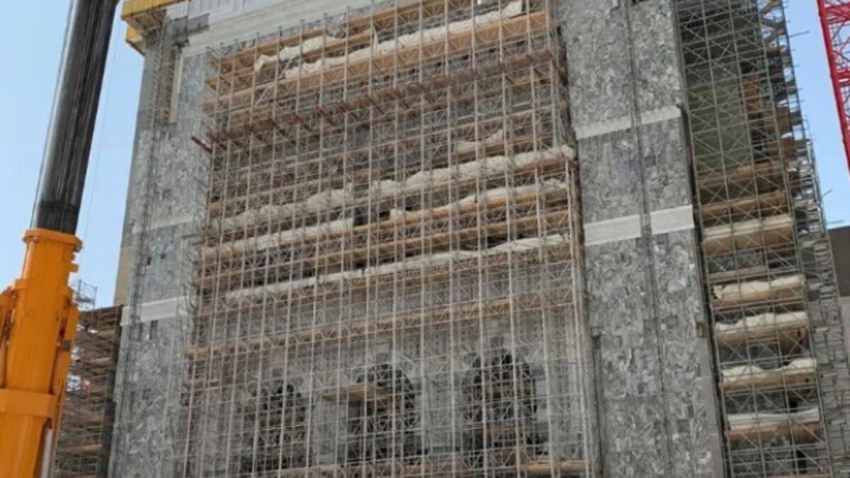 كما يبلغ ارتفاع المنارة الواحدة فيها 137 مترًا فيما كان ارتفاع السابق 90 مترًا.