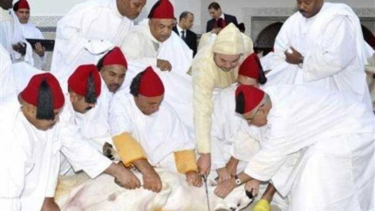 أما في المغرب وبعض الدول العربية الأخرى، فقد اتجهت المساعي إلى تخصيص سوق للأضاحي أو مسالخ خاصة تعمل ضمن تدابير وقائية ومعدات فحص خاصة بالجائحة.