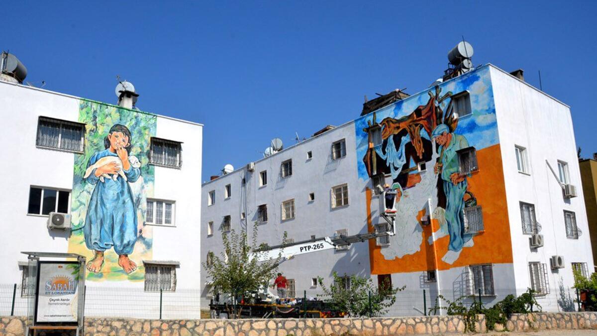 Nazife Bilgin Hazar, a housewife-turned-muralist, was encouraged by her family to pursue an art degree ten years ago. (Twitter/ @serkanakkoyun_)