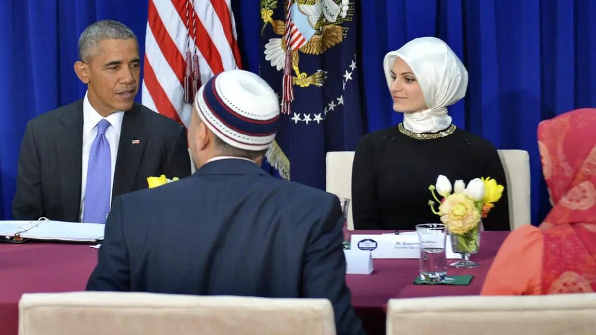 بدأ الرئيس الأمريكي السابق "باراك أوباما" خطبته الشهيرة في جامعة القاهرة العام 2009، بتحية الإسلام "السلام عليكم" ثم تلا الآية القرآنية الكريمة "يا أيها الذين آمنوا قولوا قولًا سديدًا".