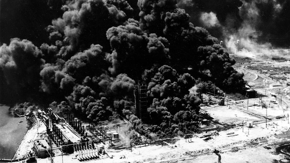 1947 أمريكا: حريق في سفينة محملة بـ2.300 طن من المواد الكيميائية بسبب سلسلة من الانفجارات بميناء تكساس سيتي وأدى الى قتل 581 شخص وإصابة 5000 آخرين.