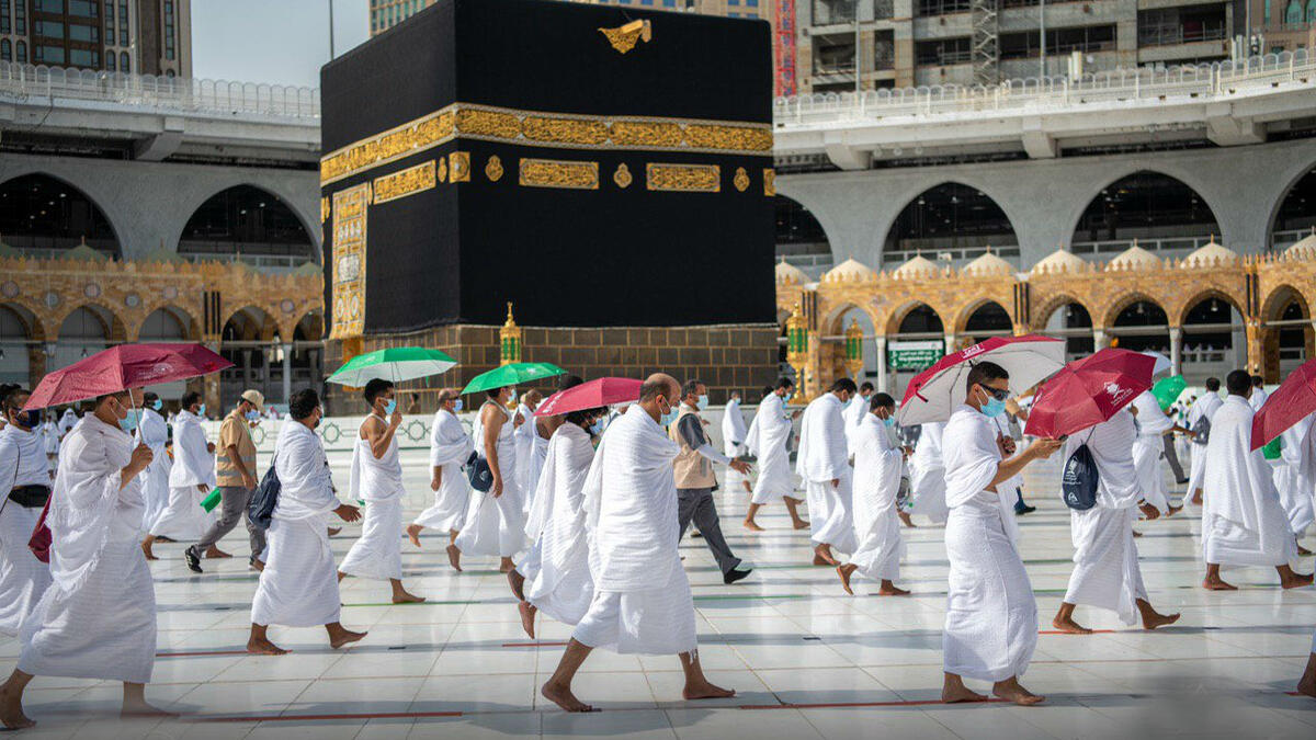 وبعد أن فرغ الحاج من رمي جمرة "العقبة الكبرى" يشرع له أن يقوم بذبح الهَدي، وهي الإبل أو البقر أو الغنم، بالنسبة للحاج المتمتع والقارن فقط، ثم يحلق شعره أو يقصره، ويتحلل التحلل الأول من الإحرام، ويتوجه بعدها إلى مكة لأداء طواف الإفاضة.