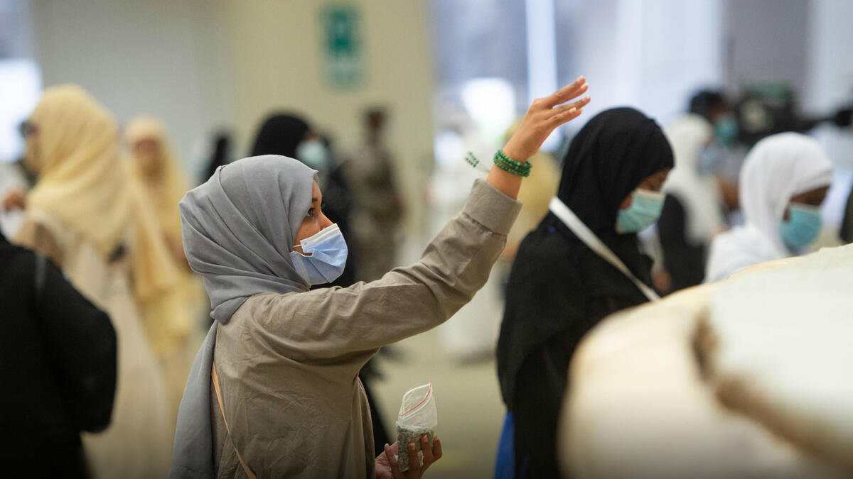 كما تم ترك مسافة متر ونصف إلى مترين على الأقل بين كل شخص والآخر أثناء أداء شعيرة رمي الجمرات.