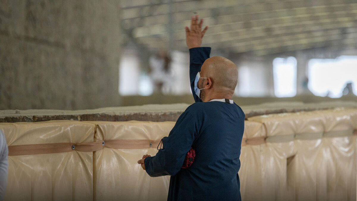 وفي أيام التشريق الثلاثة (11 و12 و13 ذي الحجة)؛ يتوجه الحجاج بداية من صباح كل يوم من مزدلفة إلى منى لرمي الجمرات، لكن هذه المرة لرمي 21 جمرة بداية من الجمرة الصغرى، ثم الجمرة الوسطى، ثم جمرة العقبة الكبرى، بسبع حصيات لكل جمرة، ويُكبرون مع كل واحدة منها، ويدعون بما شاؤوا بعد الصغرى والوسطى فقط مستقبلين القبلة رافعين أيديهم.