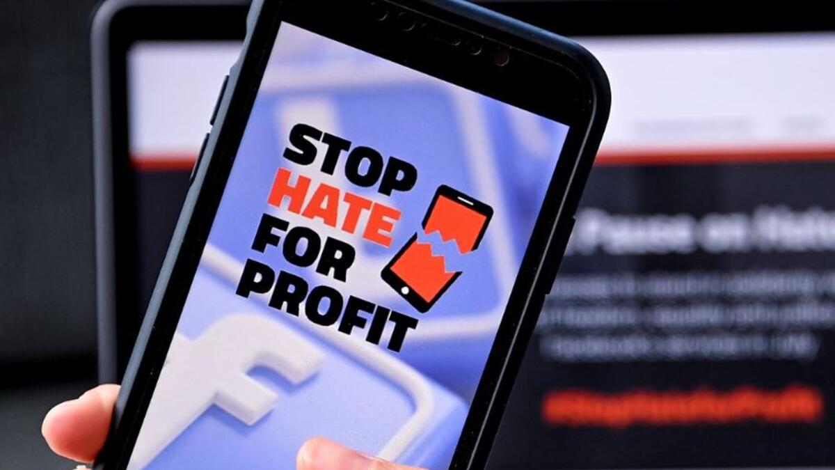 وتريد المنظمة على وجه التحديد من "فيسبوك" إزالة المجموعات التي تروج لتفوق العرق الأبيض والكراهية والعنف، بالإضافة إلى حظر أي صفحة حدث بها دعوة لحمل السلاح وإلغاء إعفاء السياسيين من التحقق من المحتوى، من بين طلبات أخرى.