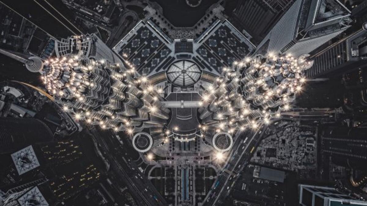 الفئة الحضرية: هيكل فضائي على الأرض - أبراج بتروناس في كوالالمبور – للمصوّر "توماس كولاسكي".