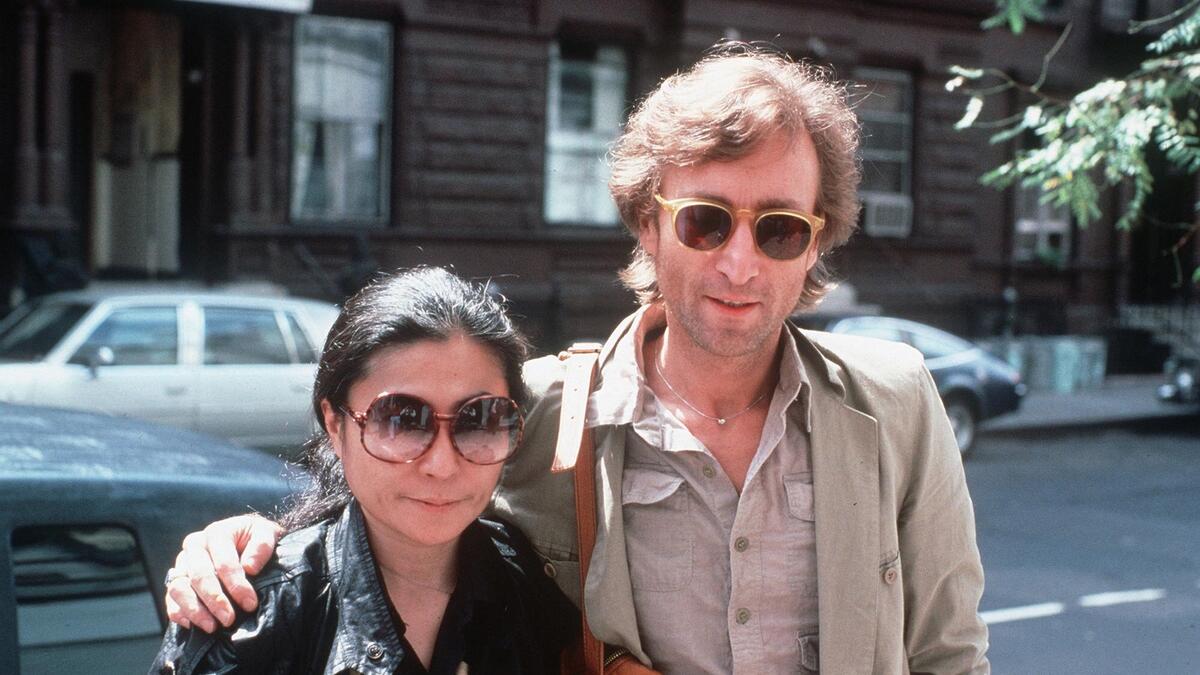 جون لينون: بعد مداهمة منزل نجم فرقة البيتلز في لندن عام 1968، اتُهم بحيازة نصف غرام من المورفين و 200 جرام من الحشيش، وأقر بالذنب لمنع صديقته وزوجته المستقبلية يوكو أونو من الترحيل إلى موطنها اليابان ودفع غرامة قدرها 200 دولار.