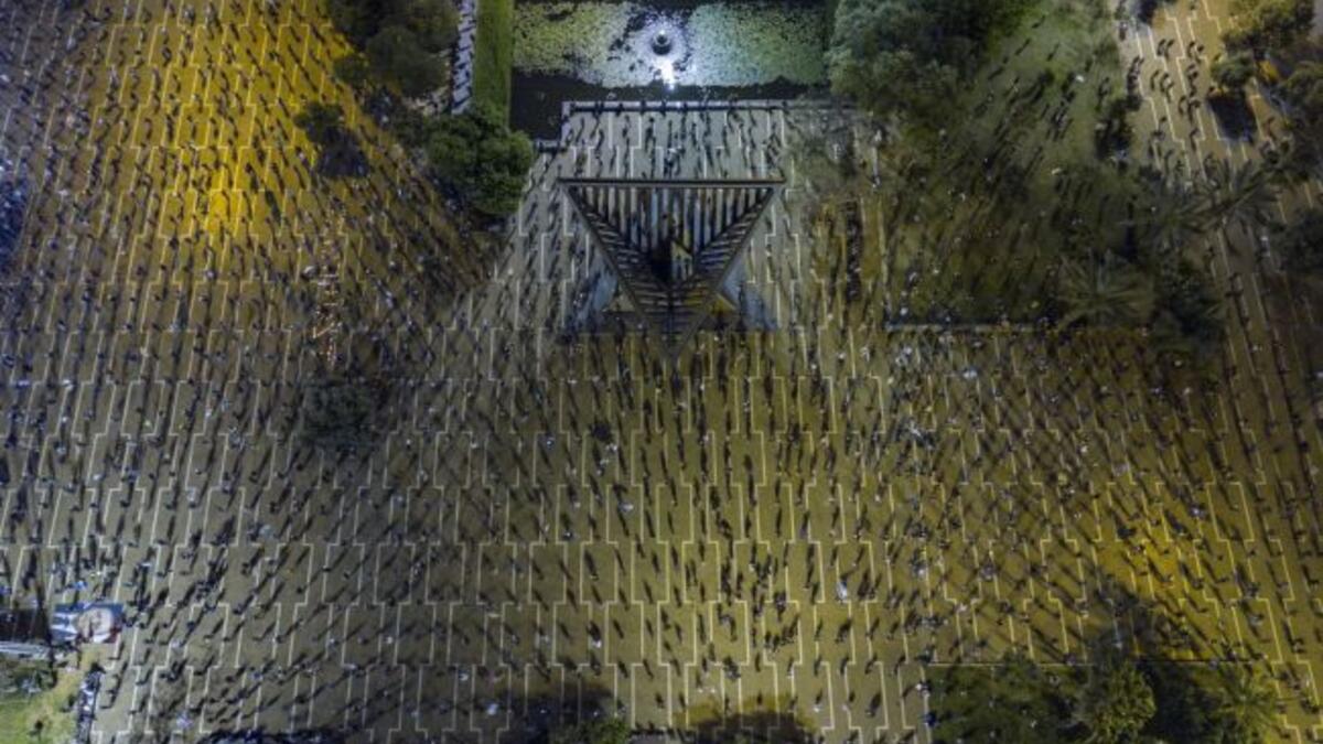 الحياة في ظل COVID-19: "العلم الأسود" من للمصوّر "تومر أبيلباوم".