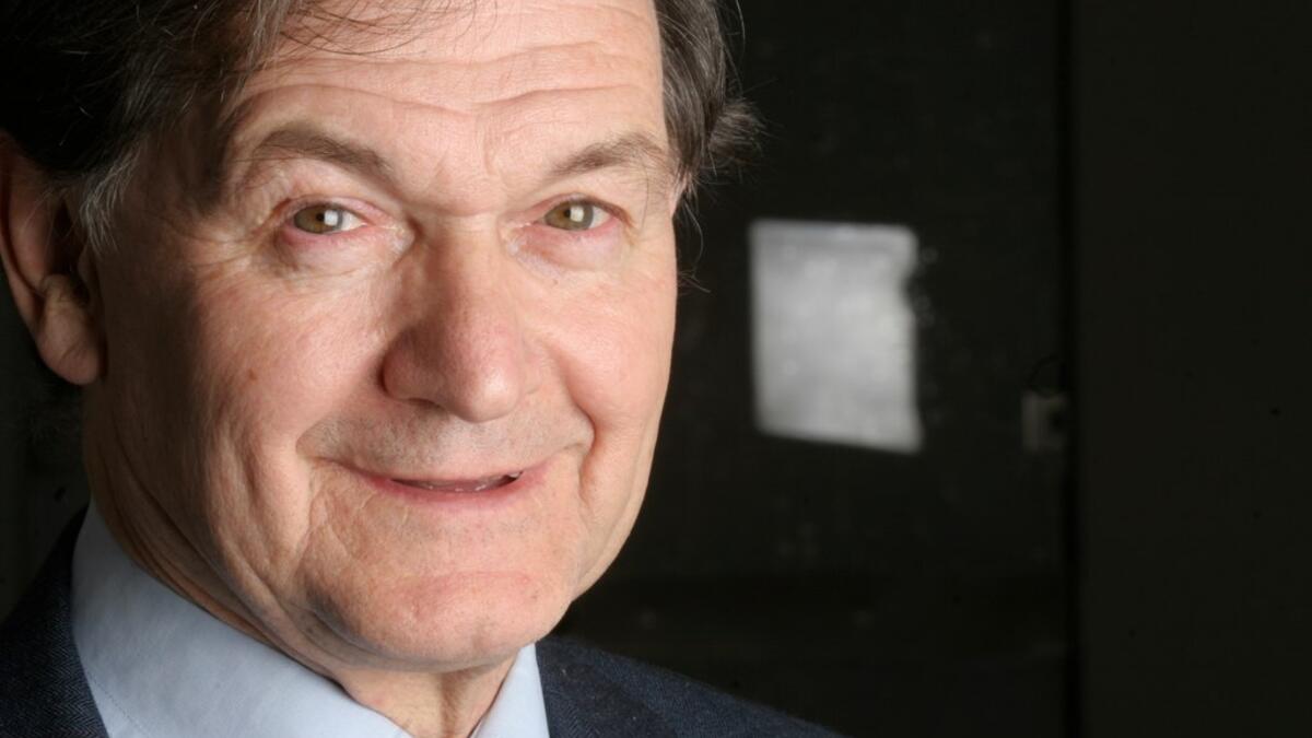 جائزة نوبل في الفيزياء: مُنحت للعالم البريطاني "روجر بنروز" لاكتشافه أن تكوين الثقب الأسود هو تنبؤ قوي للنظرية النسبية العامة.