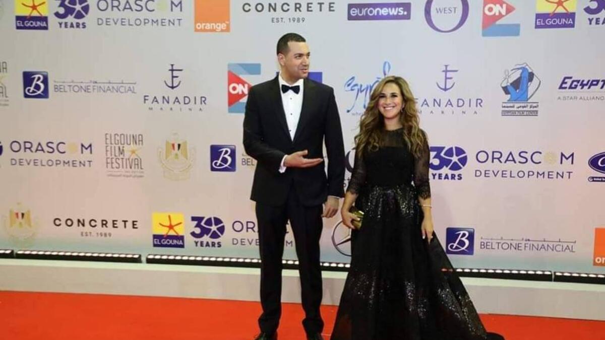 وبعد عام واحد أعلن الثنائي انفصالهما دون ذكر الأسباب، إلا أن تقارير صحفية كشفت أن السبب يعود إلى رغبة معز في ابعاد شيري عن الأعمال الفنية التي يجدها من وجهة نظره تخدش الحياء.